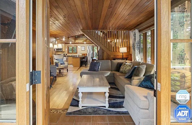Private oasis with game room + hot tub! 5Bed/3Bath