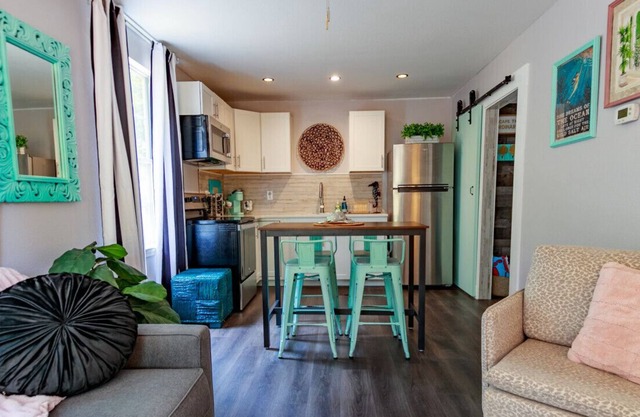 Private one bedroom apt close to the beaches and downtown