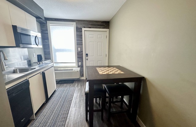 Private/Pet-friendly Farmhouse Themed Suite with Kitchenette!