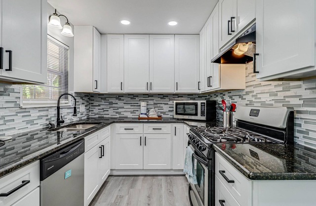 Private pool, Nearby boat ramp, Large fenced yard, Pet Friendly