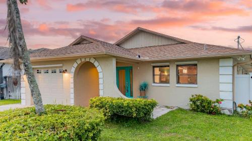 Private Pool Sunroom Beach Escape at Manatee