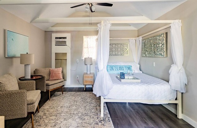 Private Romantic Loft, very close to beach and downtown