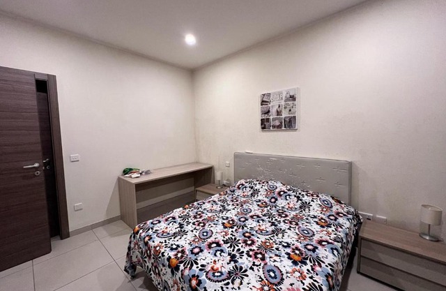 Private room with bathroom in Balluta Bay - Shared Flat