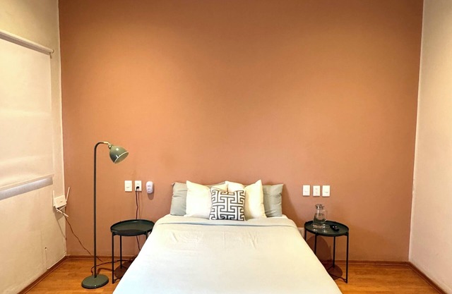 Private room with private bathroom in the Americana neighborhood