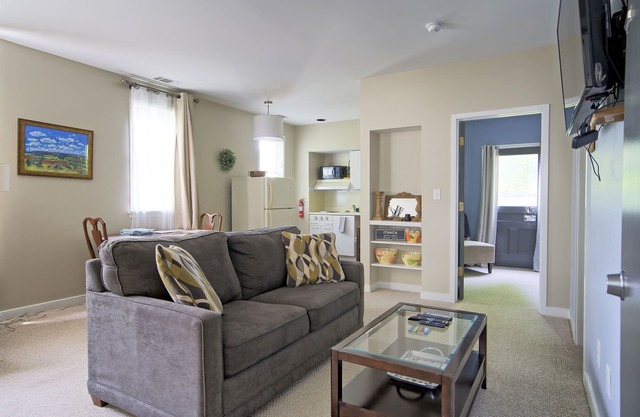 Private & Spacious 2 Bedroom - Carriage House