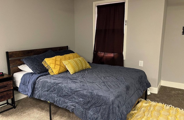 Private Suite w/Private Access in lovely Lee's Summit with WiFi, fitness room