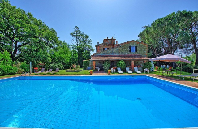 Private Villa with WIFI, private pool, TV, patio, pets allowed, panoramic view, close to Arezzo