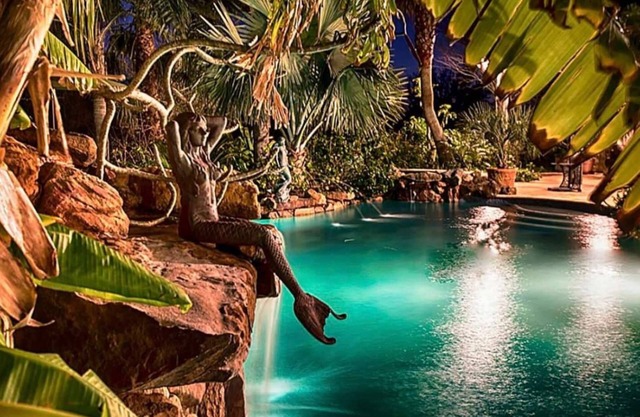 Private Vacation Studio Apartment sleeps 10 -12 people. Your own small oasis.