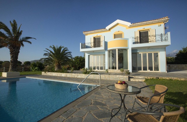 Private villa, infinity swimming pool, fully equipped kitchen, wireless internet