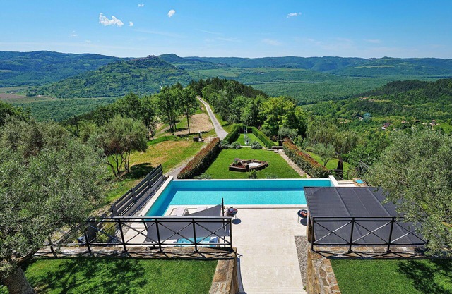 Private Villa with private pool, hot tub, A/C, WIFI, TV, terrace, pets allowed, panoramic view