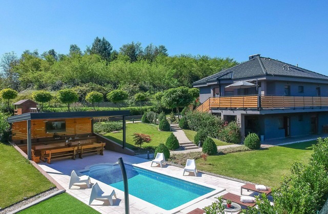 Private Villa with WIFI, private pool, hot tub, A/C, TV, terrace, pets allowed, panoramic view