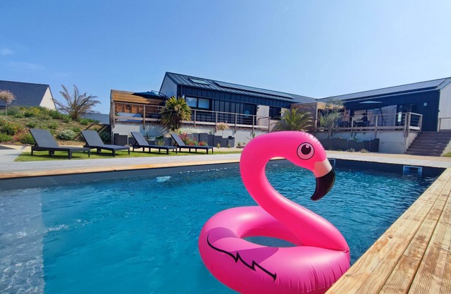 Proche Mer - Keremma gîte sleeps 6 - private pool and spa