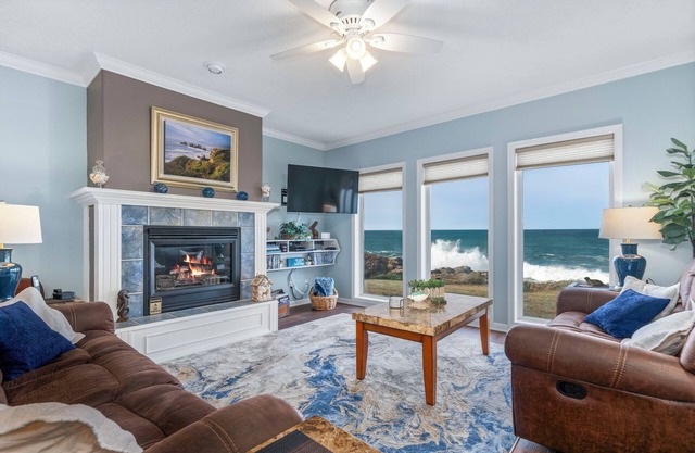 Promo! Beautiful Oceanfront Condo, Wifi, HDTV, DVD, Hot Tub and Indoor Pool!