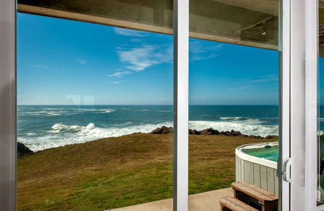 Promo! Oceanfront Condo with Private Hot Tub, Indoor Pool, Wifi and HDTV!
