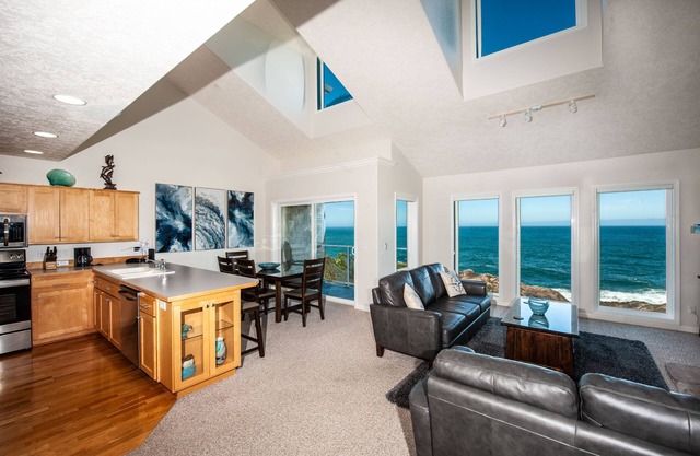 Promo! Oceanfront Condo with Indoor Pool, Wifi and HDTV!