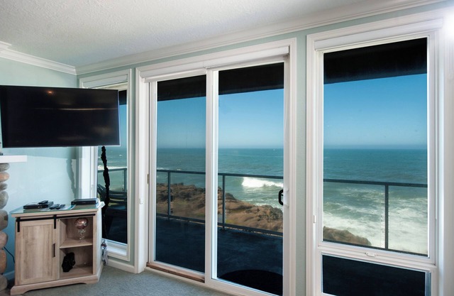 Promo! Stunning Oceanfront Condo, Wifi, HDTV, Hot Tub, Indoor Pool and More!
