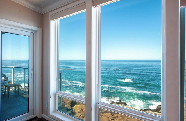 Promo! Top Floor, Corner Oceanfront Condo - Indoor Pool/Hot Tub/Wifi and HDTV!