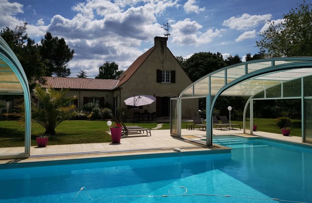 Propriété Avec Piscine et Tennis en Bord de Dordogne, à 2mn du Centre Ville