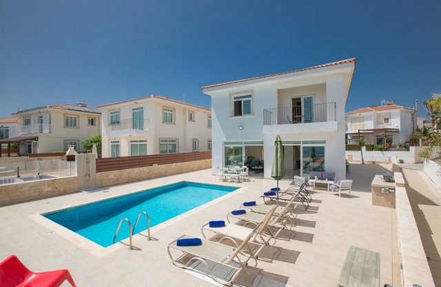 Protaras Mesogeios Villa ME16 - a villa that sleeps 10 guests in 4 bedrooms