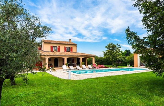 Provençal Villa with Private Pool, A/C, WiFi, Kids' Play Area, Ping-Pong, & Foosball