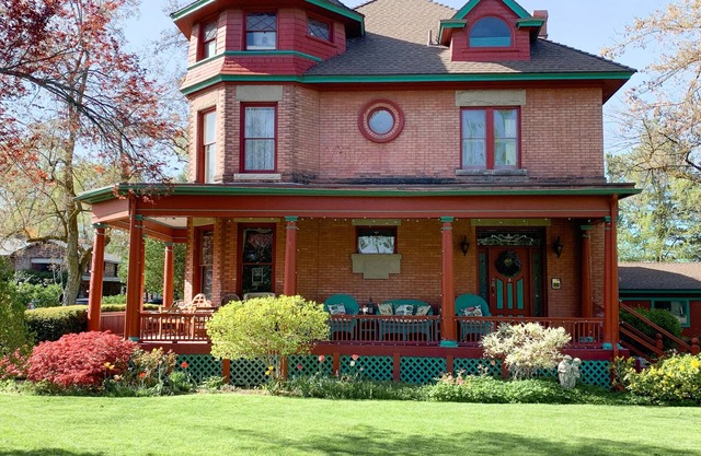 Providing a comfortable, home away from home experience for treasured guests.
