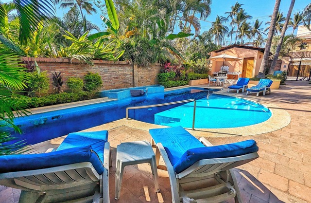 Psarita: Poolside bungalow in a beachfront garden