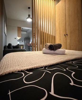 PSH -Stylish Quiet Top Floor Apt- Near Acropolis