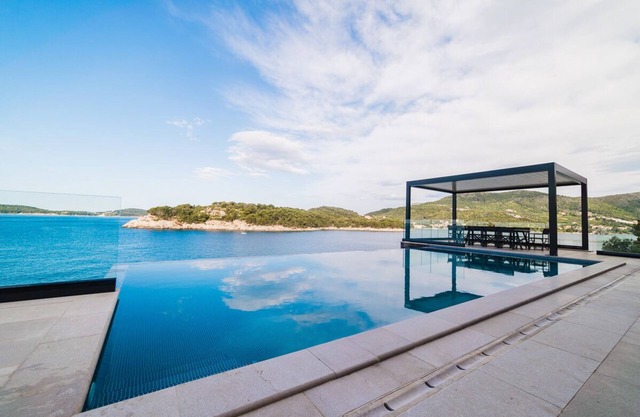 PureLuxuryExclusiveVillaStateOfTheArtVillaExcellentLocationPrivateBeach