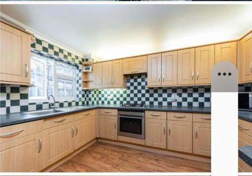 Purley House-Sleeps 8-Near Gatwick-Games Room