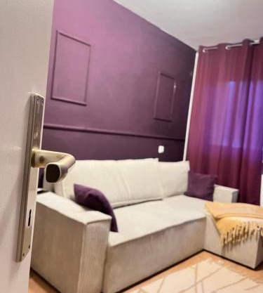 Purple Escape Balkon Netflix zentral