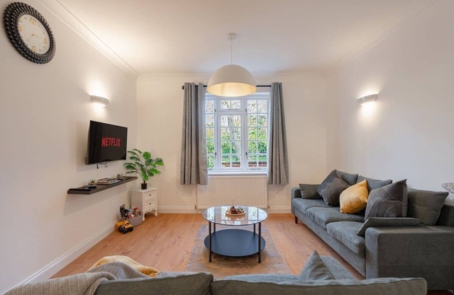 Putney Haven 3BD 2 Bath Sleeps 8 free WiFi/parking