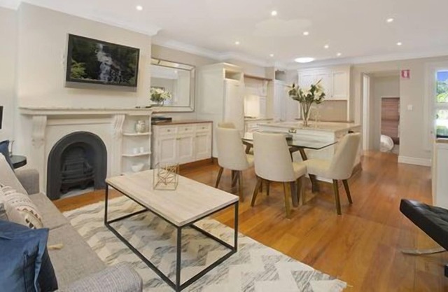 Pyrmont Harris Street (ISYD) - Stylish two level terrace apartment