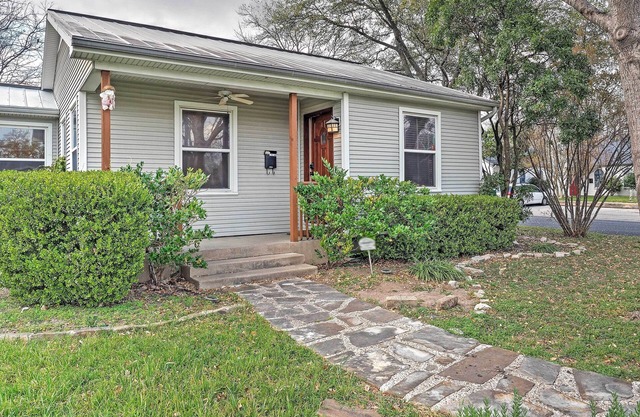 Quaint Austin Home w/Yard ~ 5 Mi to Downtown!