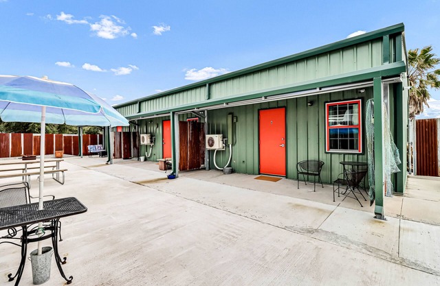 Quaint cabin super close to the marina, restaurants and activities!