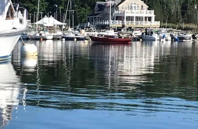 Quaint colonial with short walk to Harbor and Restaurants