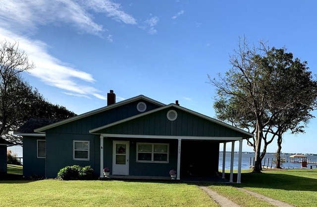 Quaint Cottage Overlooking Intercoastal Waterway