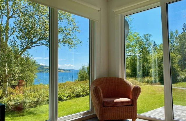 Quaint Cozy Coastal Cottage with Waterfront Views and Access