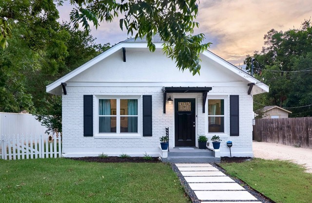 Quaint home with large deck just a short walk to Georgetown Square! Quiet Neighborhood