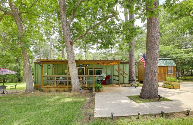 Quaint Huffman Cottage w/ Fire Pit + Kayaks!