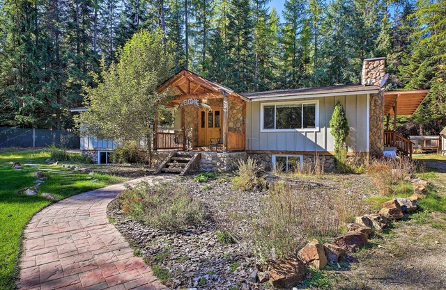 Quaint Priest Lake Cabin w/Patio < 1 Mi to Lake!