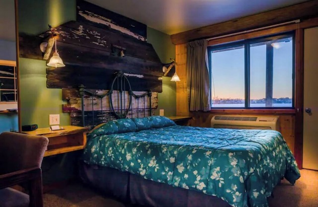 Quaint room overlooking the lake called Hummingbird Haven - Curriers Lakeview