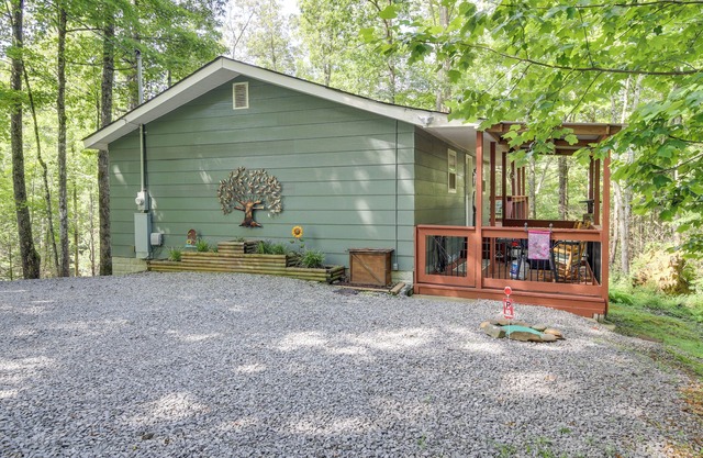 Quaint Smoky Mountain Cabin - 4 Mi to Gatlinburg!