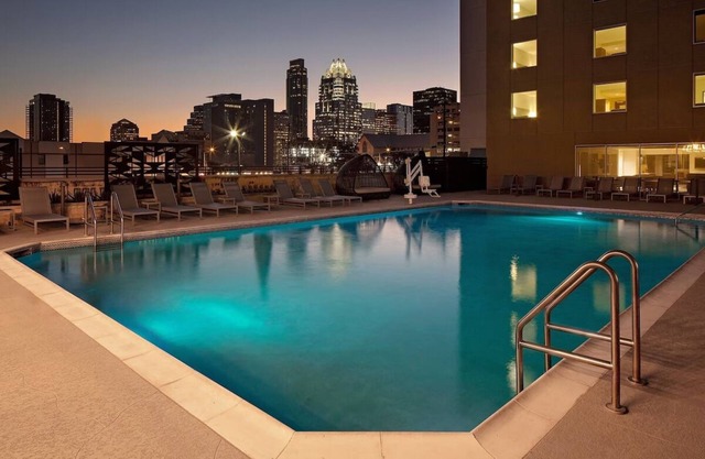 Queen Bed Retreat, Holiday Inn, Morning Feast, Central to Downtown Buzz