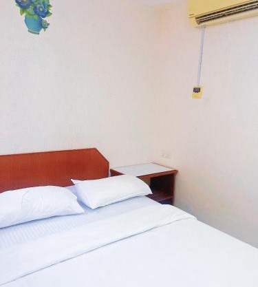 Queen room with private bathroom