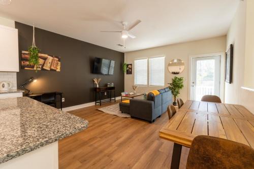 Queenbed Pooltable Wifi Downtown-wilmington