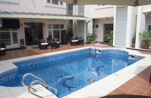 Queensgate Continental Hotel and Suites