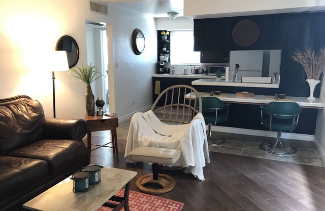 Quiet 1 Bedroom Townhouse with Parking and Fast WiFi, Gated in Downtown
