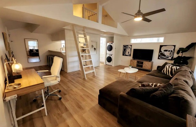 Quiet 1BR, full remote work setup, walkable area.nn