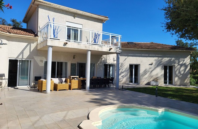 Quiet, air-conditioned villa with private pool 5 minutes from sea and mountains.