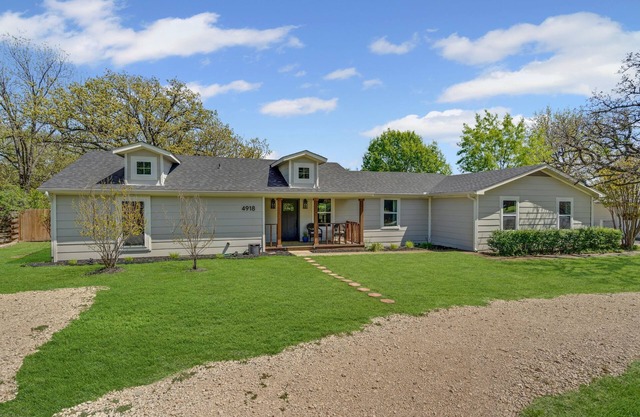 Quiet and Convenient in Denton! 2650 sq ft home, 5 bed, 4 bath on 1 acre!